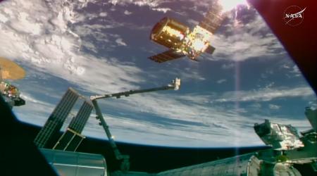 　国際宇宙ステーションのロボットアームから離脱した無人補給機「ＨＴＶ―Ｘ」１号機（ＮＡＳＡの中継から）