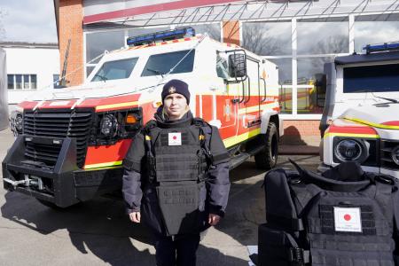 女性向けの防護服を着るウクライナ非常事態庁関係者=6日、キーウ(共同)