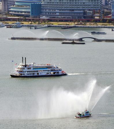 遊覧船などが湖上をパレードした「びわ湖開き」＝７日午前、大津市沖（共同通信社ヘリから）