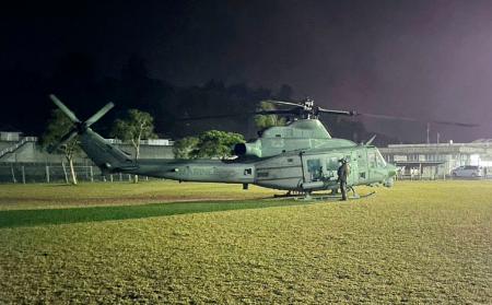 6日夜、沖縄県名護市の野球場に緊急着陸した米軍ヘリコプター(住民提供)