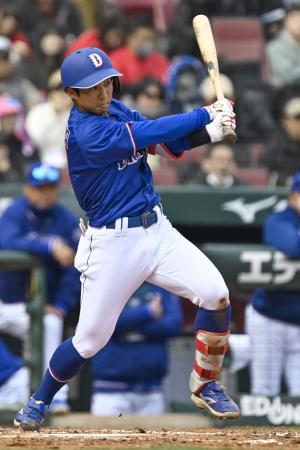 ３回、二塁へ内野安打を放つ中日・田中＝マツダ