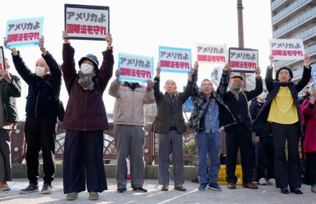 米イスラエルによるイラン攻撃に抗議する街頭集会の参加者ら＝７日午後、長崎市