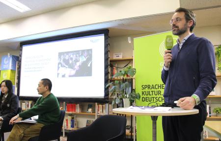 主権者教育に関する討論会で発言するドイツの教育団体理事長クリスティアン・ヨハン氏＝７日午後、東京都内