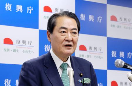 報道各社のインタビューに応じる牧野復興相