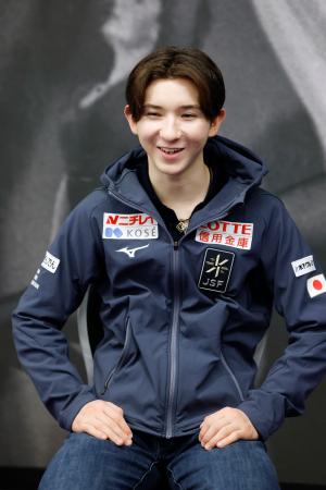 優勝から一夜明け、取材に応じる中田璃士＝タリン（共同）