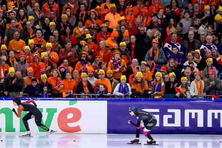 女子３０００メートルで滑走する高木美帆（右）＝ヘーレンフェイン（共同）