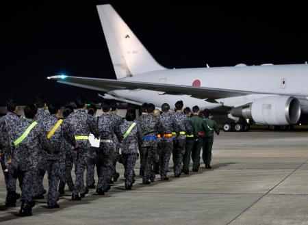 　イラン周辺国の邦人退避に備え、航空自衛隊のＫＣ７６７空中給油輸送機でモルディブへ向かう隊員ら＝８日午前２時２２分、愛知県の空自小牧基地