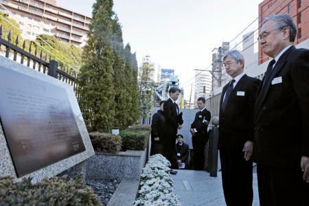 脱線事故現場近くの慰霊碑に黙とうする東京メトロの小坂彰洋社長（右）ら＝８日午前、東京都目黒区（代表撮影）