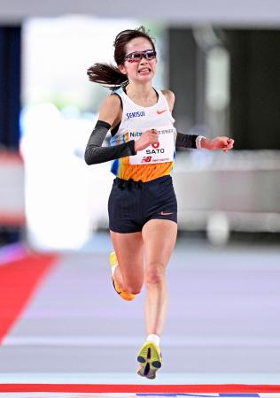 ２時間２１分５６秒で日本勢最高の２位でゴールする佐藤早也伽＝バンテリンドームナゴヤ