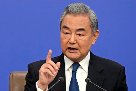 中国全人代に合わせ、記者会見する王毅外相＝８日、北京（共同）
