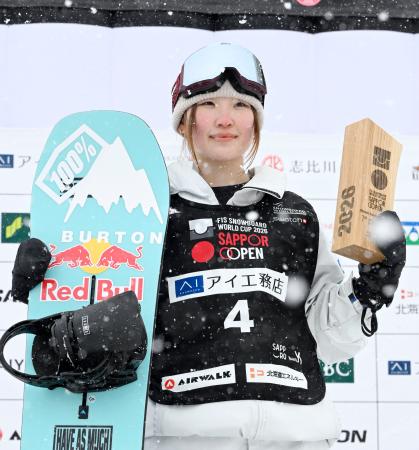 スノーボードW杯札幌大会の女子ハーフパイプで優勝した小野光希=札幌市ばんけい