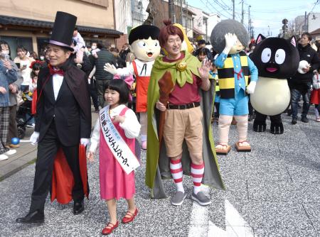 鳥取県境港市の「水木しげるロード」を練り歩く子役の永尾柚乃さんら＝８日午後