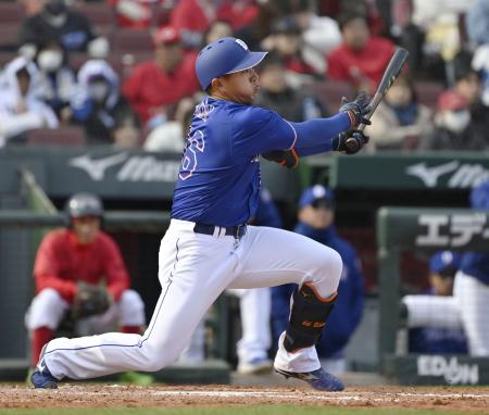 ８回、左中間に２ランを放つ中日・鵜飼＝マツダ