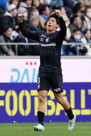 G大阪―長崎 後半、決勝ゴールを決め、喜ぶG大阪・半田=パナスタ