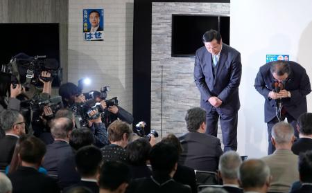 　石川県知事選で敗北が確実となり、支持者らに頭を下げる馳浩氏（右から２人目）＝８日深夜、金沢市