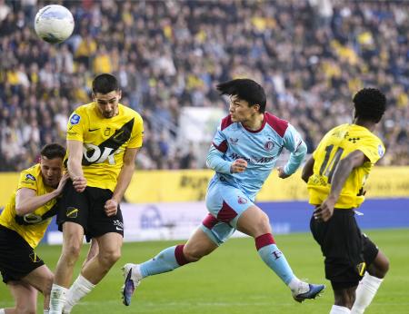 NACブレダ戦の後半、同点ゴールを決めるフェイエノールトの上田(右から2人目)=ブレダ(共同)