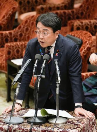 衆院予算委で答弁する赤沢経産相＝９日午前