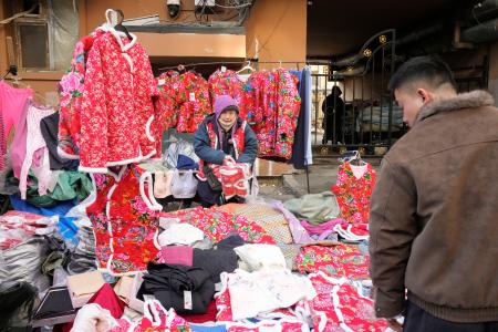 朝市に並ぶ衣服＝２月、中国黒竜江省ハルビン市（共同）