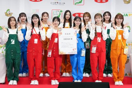 記者会見に登場した(左から)倉野尾成美、山崎空、八木愛月、正鋳真優、佐藤綺星、森川優、伊藤百花、平田侑希、千葉恵里、工藤華純、山内瑞葵=9日、東京都千代田区