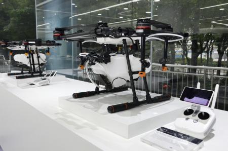 　中国メーカーのショールームに展示された農薬散布用ドローン＝２０１８年、中国・深☆（土ヘンに川）（共同）