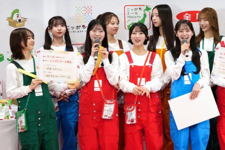 記者会見で話すAKB48の八木愛月(左から3人目)ら=9日、東京都千代田区