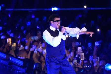 パフォーマンスするバッド・バニー=7日、千葉市(Photo by Getty Images for Spotify)