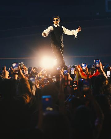 パフォーマンスするバッド・バニー=7日、千葉市(Photo by @badboi)