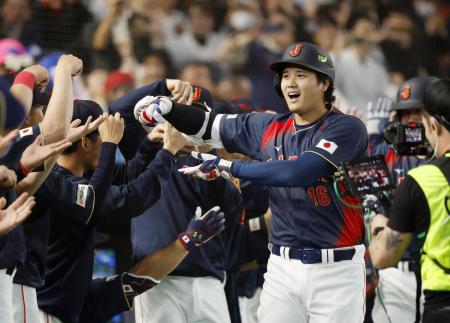 台湾戦で満塁本塁打を放ち「お茶ポーズ」で喜ぶ大谷翔平＝６日、東京ドーム