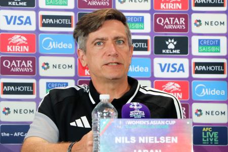 記者会見するサッカー女子日本代表のニールセン監督＝９日、パース（共同）