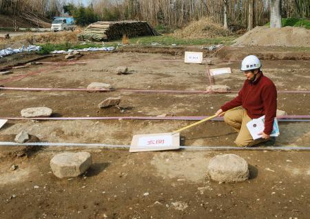 永原御殿跡の発掘調査で見つかった、「玄関」で使用されたとみられる石２点（手前）＝９日午後、滋賀県野洲市