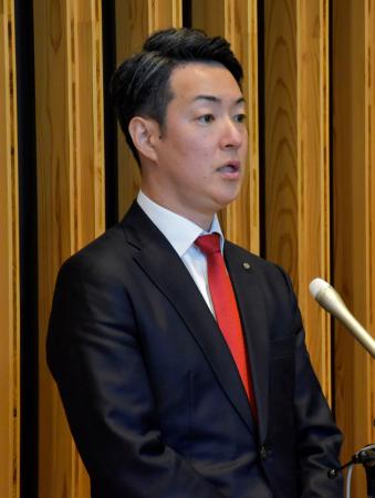 東京都内で取材に応じる横山英幸大阪市長=9日午後