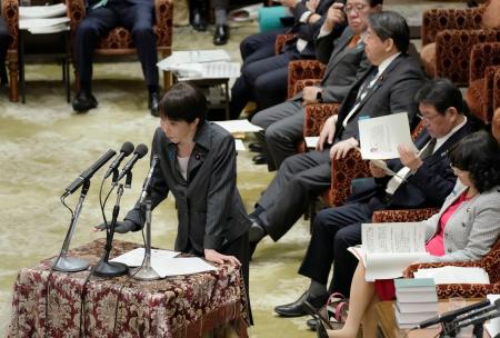 衆院予算委で答弁する高市首相＝９日午後
