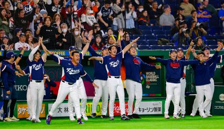 　５回、文保景の適時打に盛り上がる韓国の選手たち＝東京ドーム