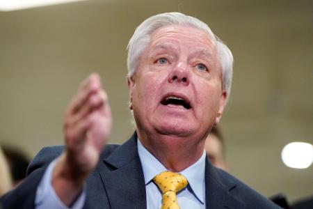 記者団に話すグラム氏=3日、ワシントン(ロイター=共同)