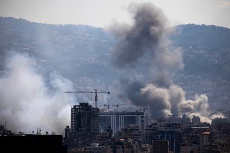 ９日、レバノン・ベイルートで立ち上る煙（ゲッティ＝共同）