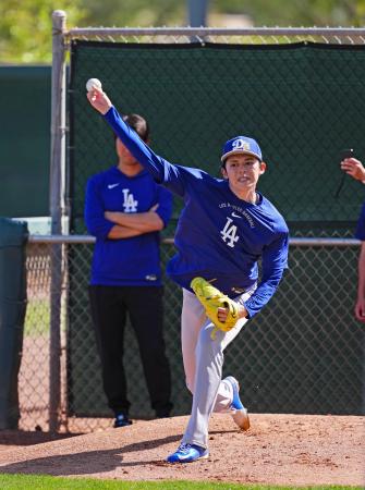 　ブルペンで投球練習するドジャース・佐々木＝グレンデール（共同）