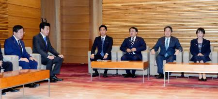 閣議に臨む高市首相(右端)、平口法相(左端)ら=10日午前、首相官邸