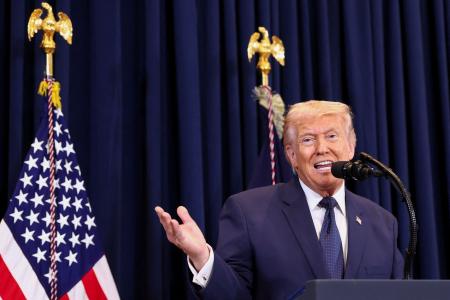 ９日、米フロリダ州での記者会見で話すトランプ大統領（ロイター＝共同）