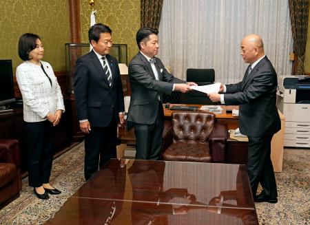 衆院の築山信彦事務総長(右端)に赤字国債発行を可能にする独自の公債発行特例法案を共同提出する中道改革連合の伊佐進一氏(右から2人目)、国民民主党の田中健氏(同3人目)ら=10日午前、国会