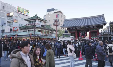 新年を迎えた東京・浅草を行き交う人たち＝２０２６年１月１日