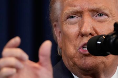 ９日、米フロリダ州での記者会見で話すトランプ大統領（ＡＰ＝共同）