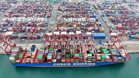 中国山東省青島市の港に停泊するコンテナ船＝２０２５年１２月（新華社＝共同）