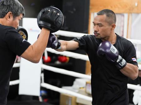 練習を公開したＷＢＣライトフライ級王者ノックアウト・ＣＰフレッシュマート（右）＝横浜市