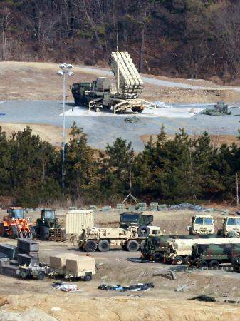 韓国慶尚北道にある米軍の高高度防衛ミサイル基地で空に向けられた発射台=5日(聯合=共同)