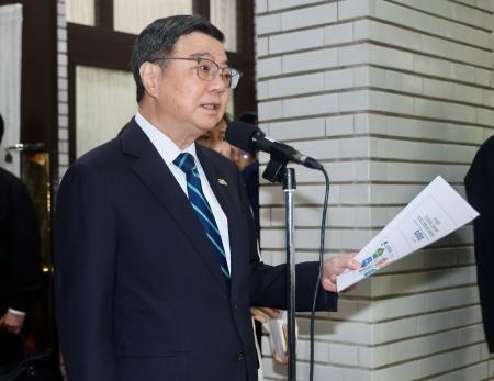 ７日に訪日した台湾の卓栄泰行政院長＝１０日、台北市（中央通信社＝共同）