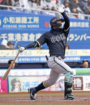 ４回、オリックス・西川が勝ち越しの本塁打を放つ＝ＺＯＺＯマリン