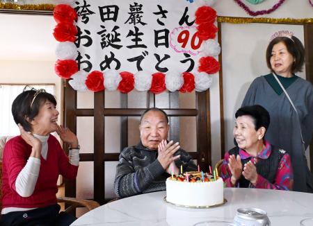 ９０歳の誕生日を祝福される袴田巌さん（左から２人目）。右手前は姉ひで子さん＝１０日午前、浜松市