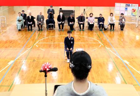 福井市立殿下小で行われた卒業式に臨む、唯一の児童で卒業生の松平瑞也さん(中央)=10日午前