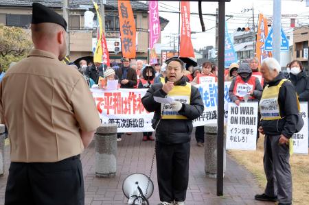 米海軍厚木基地の担当者に申し入れをする集会の参加者＝１０日午前、神奈川県綾瀬市