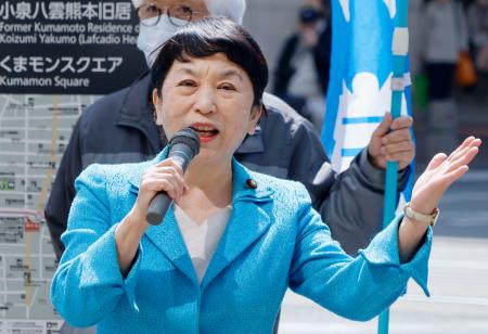 街頭演説で、長射程ミサイルの陸自駐屯地への配備計画を批判する社民党の福島党首＝１０日午後、熊本市
